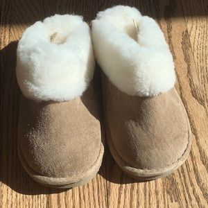 Kids Sheepskin Slippers size 13-1 NWOT